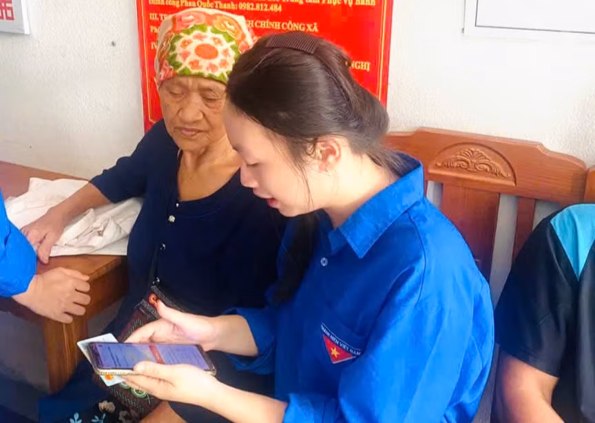 Những bạn trẻ trở thành “trợ lý số” của người dân vùng biên giới.
