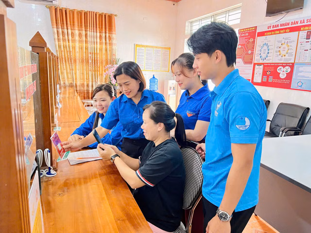 Đoàn viên thanh niên xã Sơn Kim 1 hỗ trợ người dân tại Trung tâm Hành chính công xã.
