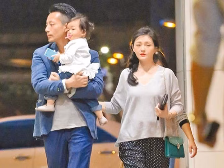 Uông Tiểu Phi tố Từ Hy Viên ngăn cấm gặp con. Ảnh: Weibo.