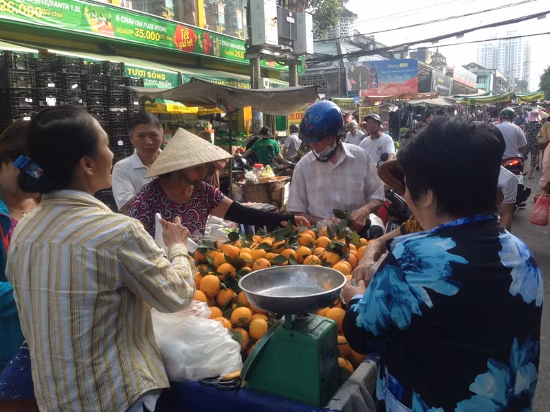 Hoa quả ở Sài Gòn tăng giá mạnh ngày rằm tháng Giêng ảnh 17