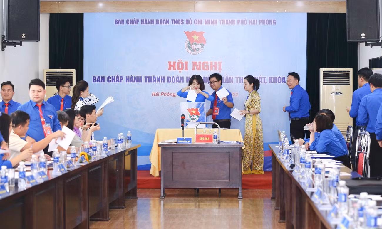 Hội nghị bầu 3 Phó Bí thư Thành Đoàn Hải Phòng khóa XIV gồm: anh Lê Khắc Nguyên Anh, chị Nguyễn Thị Thủy và anh Nguyễn Văn Hiếu.