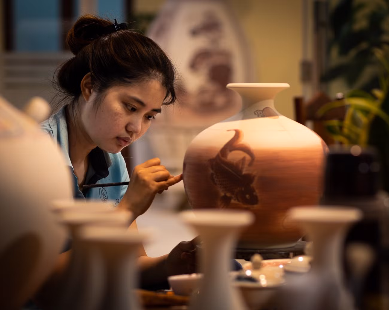 Các sản phẩm gốm của làng Chu Đậu đều được làm thủ công, từ khâu nặn, đúc gốm cho đến khâu vẽ và trang trí hoa văn đều được những người thợ gốm tài hoa của làng nghề thực hiện, chính vì vậy, gốm khi ra lò luôn chất lượng và có những đặc điểm riêng phân biệt với gốm sứ ở những nơi khác.