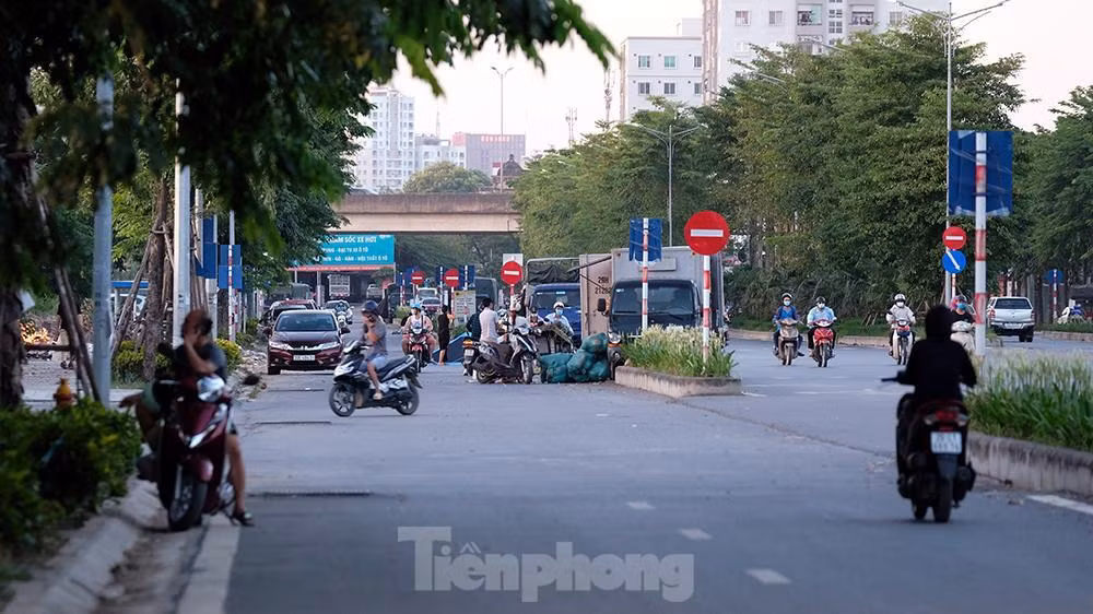 Dù mới được thông xe vào tháng 2/2020, nhưng sau vài tháng đưa vào sử dụng, tuyến đường này trở nên lộn xộn, nhiều hạng mục vẫn chưa hoàn thành, hố ga mất nắp, vỉa hè thành nơi tập kết của rác thải...