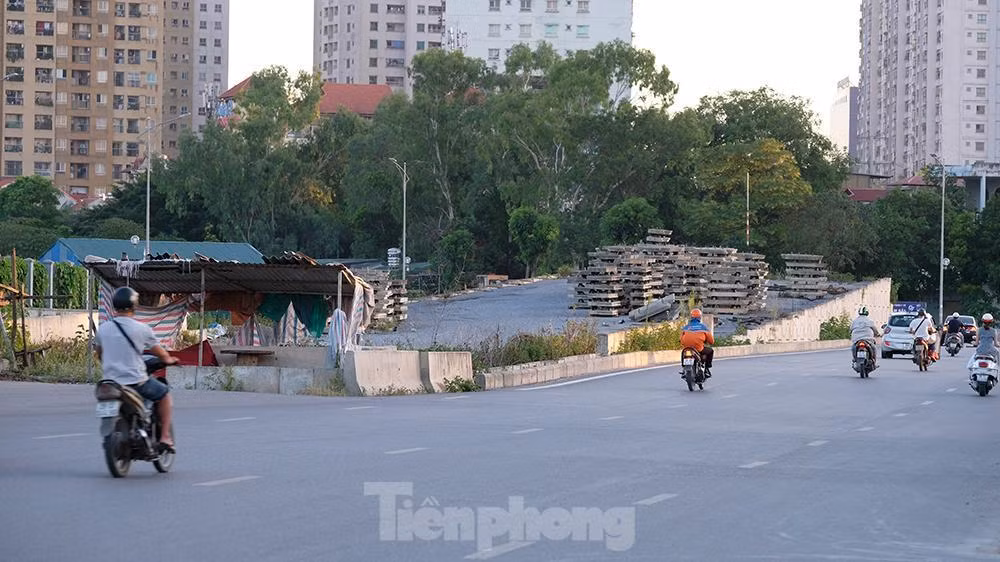 Hạng mục cầu vượt của trục giao thông với đường Phúc La - Văn Phú và nút giao đường 70 vẫn còn dang dở do vướng mắc giải phóng mặt bằng.