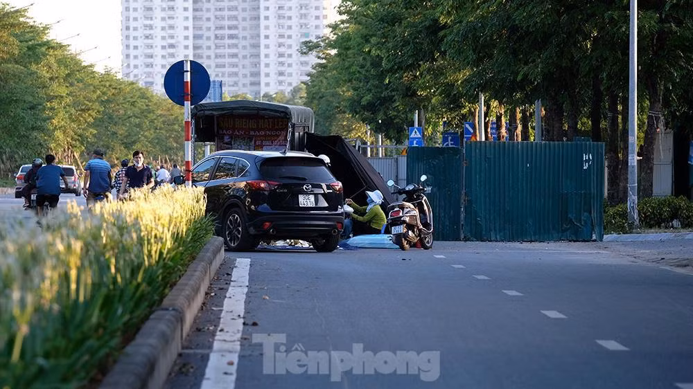 Cả đoạn đường dài khoảng 2,5km, được thiết kế với 10 làn xe, trong đó có 6 làn xe ô tô, 4 làn xe gắn máy và xe thô sơ, nay là nơi tập trung hàng rong và những xe bán hoa quả lưu động.
