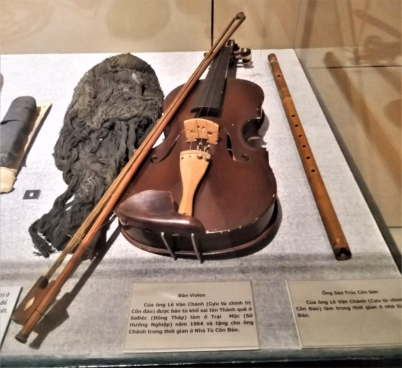 Sáo và đàn violon được các tù nhân làm tại Côn Đảo (Hiện vật của Bảo tàng Côn Đảo)