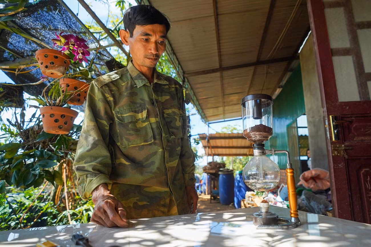 Sự đặc biệt trong hương thơm và mùi vị của cà phê chồn đến từ sự tiêu hóa hạt cà phê trong dạ dày của loài chồn, sự ảnh hưởng của enzyme đến sự biến đổi protein của hạt cà phê, và việc đào thải một vài acid. Ngay cả trong cách pha, cà phê chồn cũng phải có cách pha riêng nhằm giúp thực khách có thể thưởng thức trọn vẹn hương vị một ly cà phê có giá vài trăm ngàn đồng.