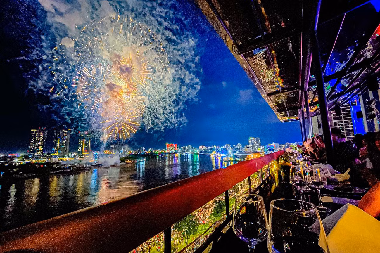 Điểm ngắm pháo hoa trên khách sạn Majestic cổ nhất Sài thành.