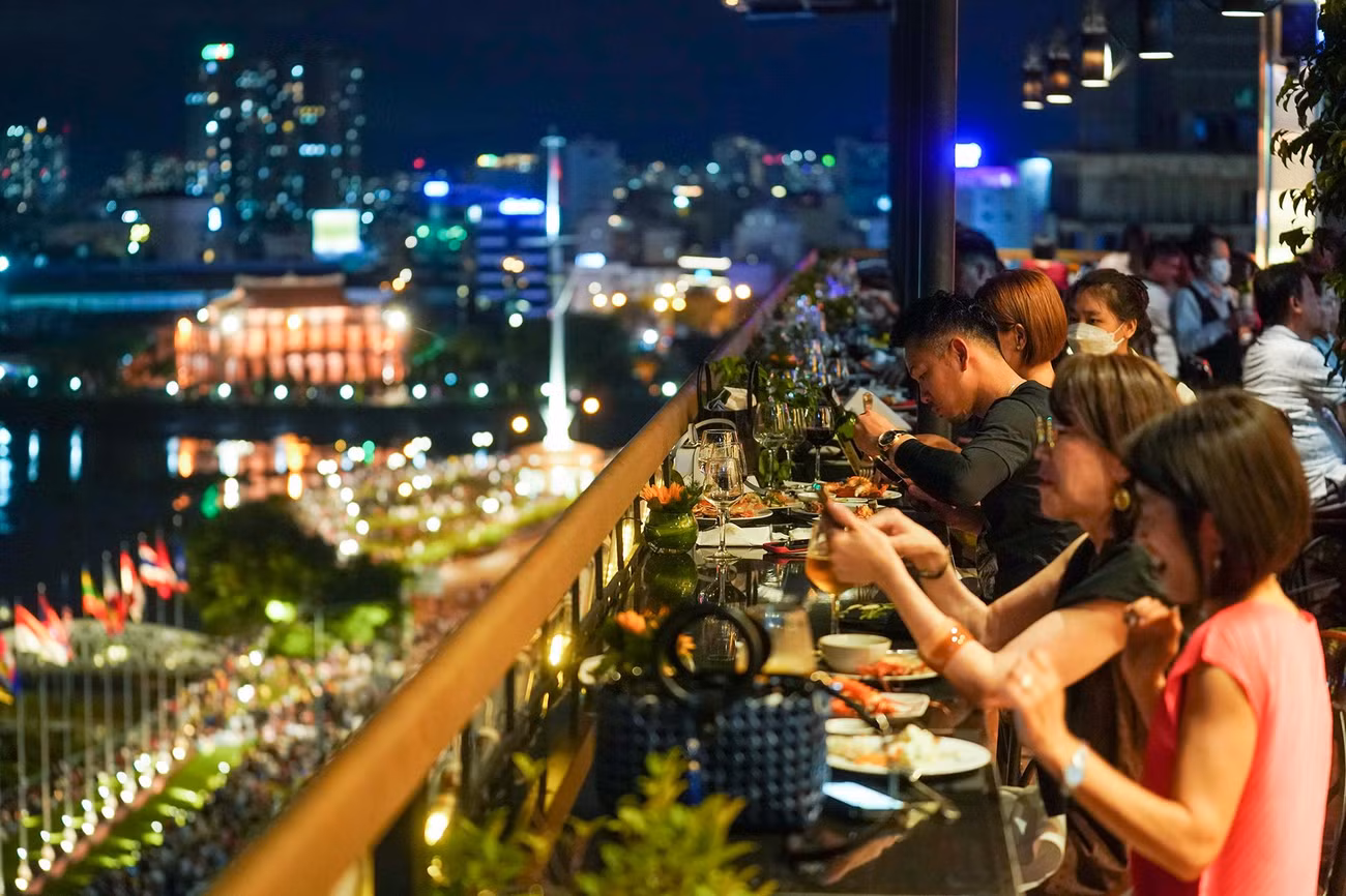 Những vị trí đẹp để xem pháo hoa trên khách sạn Majestic được nhiều người "đặt chỗ" từ sớm.