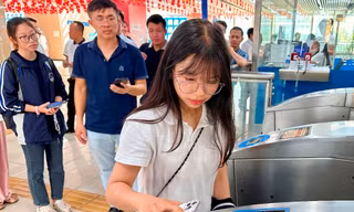 Thẻ vé thông minh giúp tàu điện Hà Nội tăng khách và doanh thu
