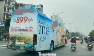 Xe khách biển số Bắc Ninh trùm kín biển quảng cáo 'diễu phố' ở Hà Nội