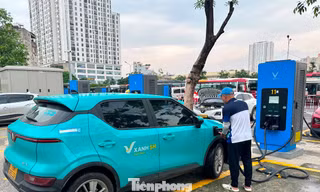 Cận cảnh các trạm sạc xe điện ở bến xe Hà Nội bắt đầu phục vụ người dân