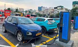 Hà Nội thí điểm 39 trạm sạc, tủ đổi pin tại bãi đỗ xe công cộng