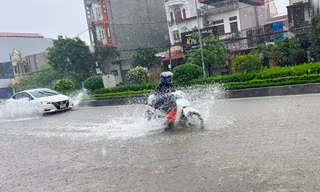 Mưa lớn tại Hưng Yên gây ngập nặng nhiều tuyến phố