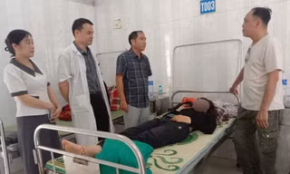 Đá lớn rơi vào nhà, người dân bị mắc kẹt ở Cao Bằng
