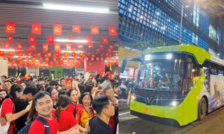 Nửa đêm huy động xe buýt để giảm tải hành khách cho tàu điện