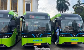 Khai trương tuyến buýt điện chở khách du lịch miễn phí đầu tiên tại Hà Nội
