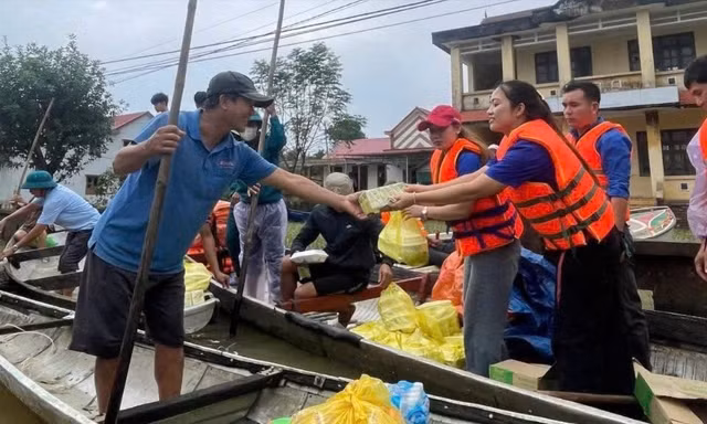 Nhiều hoạt động ấm tình người trong mưa lũ của tuổi trẻ Quảng Trị 