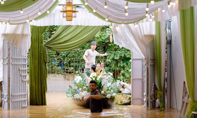 Hàng xóm làm thuyền hoa 'thần tốc' giúp nhà trai vượt ngập rước dâu ở Thanh Hóa