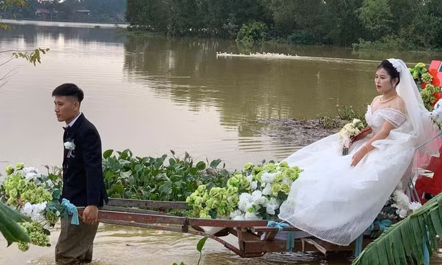 Chuyện phía sau video chú rể một mình kéo xe vượt đường ngập rước vợ về nhà