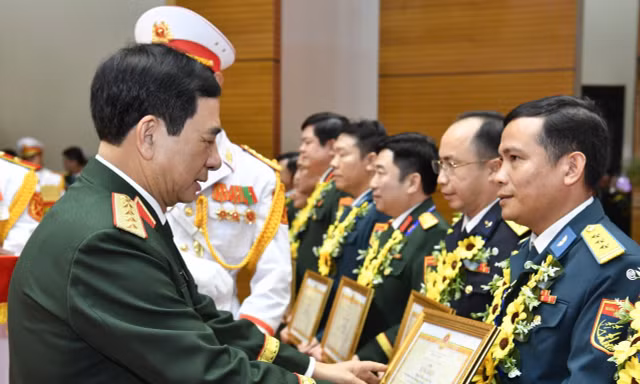 Đại tướng Phan Văn Giang - Phó Thủ tướng, Bộ trưởng Bộ Quốc phòng, trao giải Nhất Giải thưởng Lao động sáng tạo trong Công đoàn Quân đội lần thứ nhất năm 2026 tặng nhóm nghiên cứu của Thượng tá Nguyễn Ngọc Thế (Nhà máy A32) 