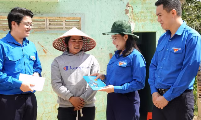Bí thư Trung ương Đoàn thăm hỏi, tặng quà người dân vùng lũ Đắk Lắk