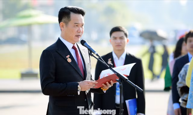 Đoàn đại biểu Đại hội Hội Doanh nhân trẻ Việt Nam toàn quốc báo công dâng Bác