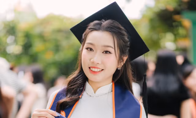 Nguyễn Phương Anh (ngoài cùng, bên trái) cùng nhóm sinh viên giành Quán quân cuộc thi “Tài năng trẻ Logistics Việt Nam” năm 2024 