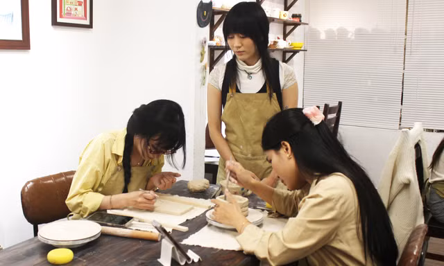 Nặn gốm giữa phố: Trào lưu 'chữa lành' mới của Gen Z Hà Nội