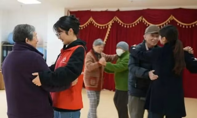 Nhiều người trẻ lựa chọn đến làm việc ở viện dưỡng lão vì chi phí sinh hoạt và những trải nghiệm khác biệt. Ảnh: HK01