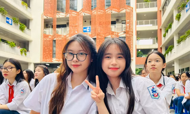 Bộ GD&ĐT đề nghị tạm dừng sắp xếp các trường phổ thông vượt quy mô