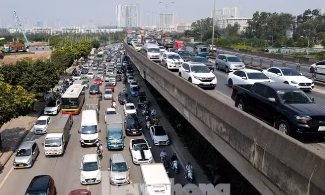 Siết nhiên liệu ô tô: Bước đi tất yếu hướng tới giao thông xanh 