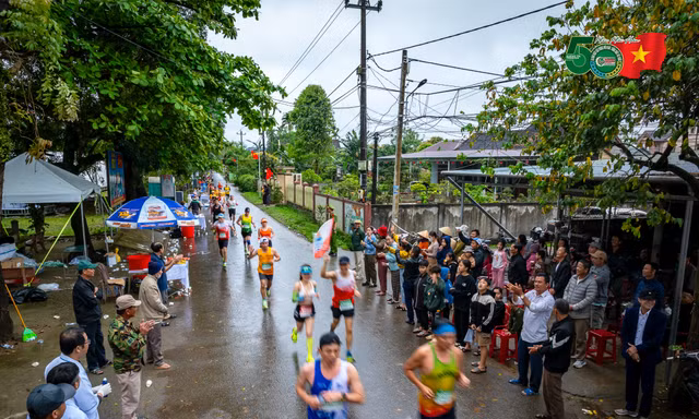 Xóm nhỏ, nhà tôi ở đó, runner chạy ngang qua…