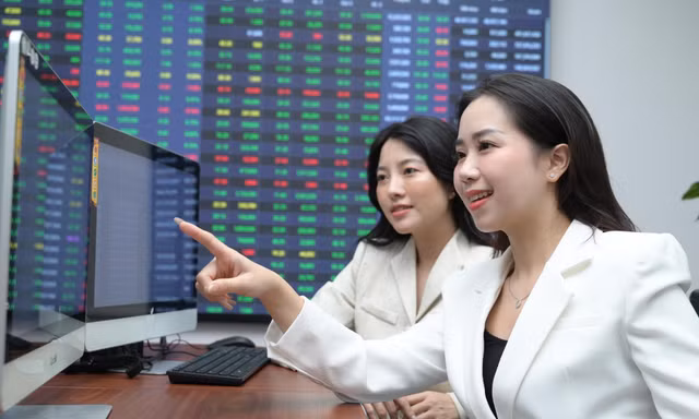 VN-Index tiến sát 1.800 điểm, thêm cổ phiếu ngân hàng lên sàn