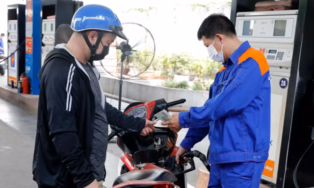 Giá xăng dầu dự báo giảm mạnh vào ngày mai.
