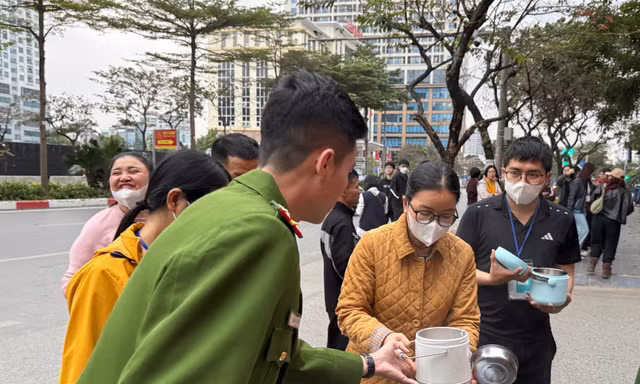 Cảnh sát cơ động Hà Nội nấu cháo tặng bệnh nhân nghèo dịp Tết