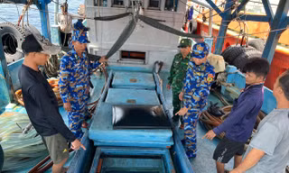 Bắt tàu cá chở hơn 25.000 lít dầu 