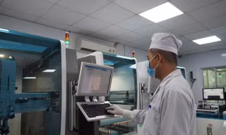 Bệnh viện tuyến cuối miền Tây chạy hệ thống xét nghiệm tự động mới