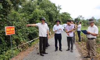 Tuyến đê bao ven sông Hậu nhiều điểm sạt lở nguy hiểm