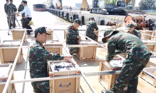 Trận địa pháo trên sà lan giữa sông Hậu