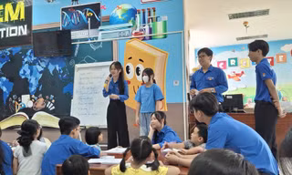 Thầy cô áo xanh gieo mầm ngoại ngữ cho trẻ em