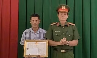 Tặng giấy khen cho người lao xuống sông cứu nữ sinh tự tử