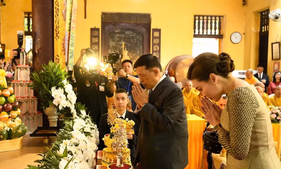 Vua và Hoàng hậu Thái Lan lễ Phật, cầu an tại chùa Quán Sứ