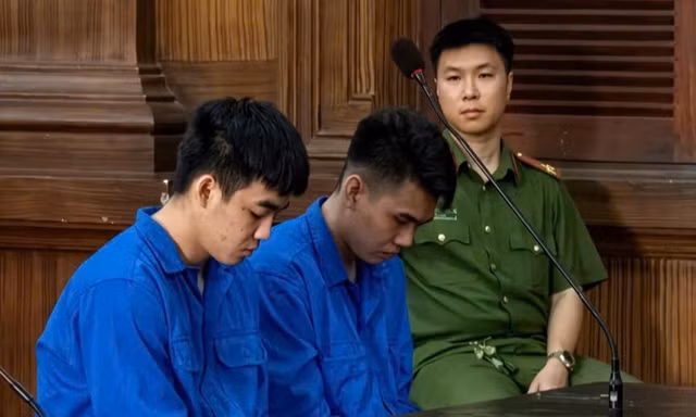 Hai bị cáo tại phiên tòa,