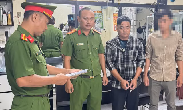 Công an Vĩnh Long khởi tố 4 bị can bắt giữ người trái pháp luật liên quan vụ bắt người ép viết giấy nợ, thu giữ tang vật chứng minh hành vi phạm tội.