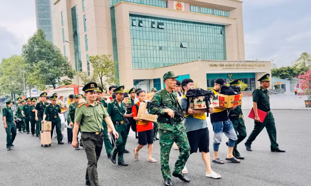 Bàn giao 19 đối tượng lập 'đại bản doanh' lừa đảo tại Lào Cai cho Công an Trung Quốc 