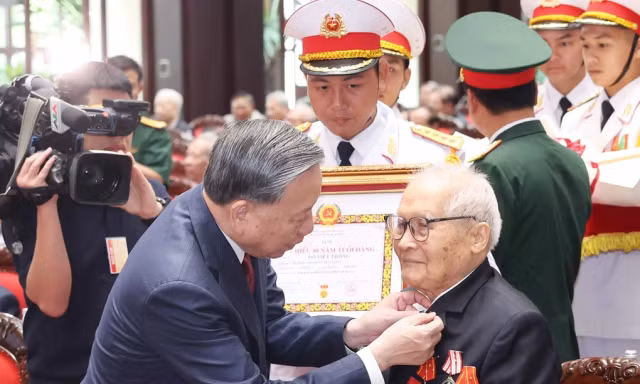 Ban Bí thư bổ sung Huy hiệu 35 năm, 95 năm tuổi Đảng