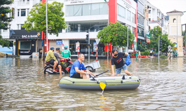 Người Hà Nội góp tiền mua thuyền để vượt lũ giữa lòng Thủ đô