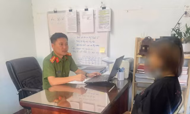 Nhét giấy vào miệng con mới sinh rồi giấu sau bồn cầu