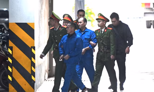 Cảnh sát dẫn giải nhóm cựu thẩm phán, kiểm sát viên, chấp hành viên đến tòa